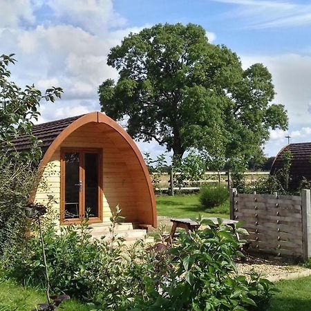 Campion Glamping Pod Hotel เชลเทนแฮม ภายนอก รูปภาพ
