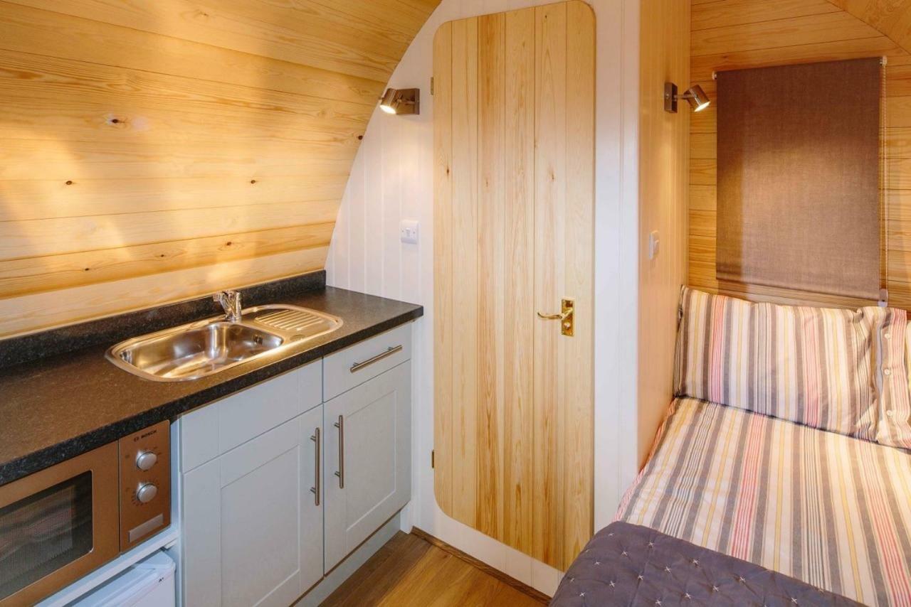 Campion Glamping Pod Hotel เชลเทนแฮม ภายนอก รูปภาพ